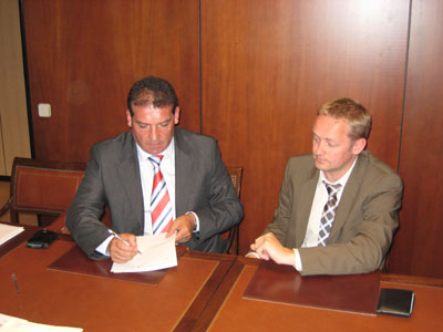 Bernhard Thiesbrummel y Jesss Herrero en el momento de la firma