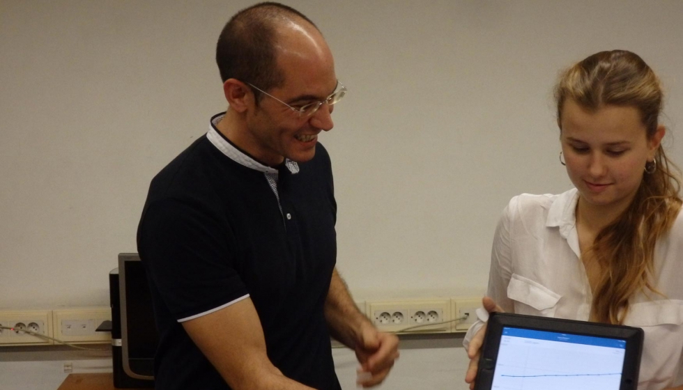 Vicen Casas, profesor de robtica en el colegio, con una de las alumnas del equipo, mostrando en una tableta, los datos recogidos por los robots...