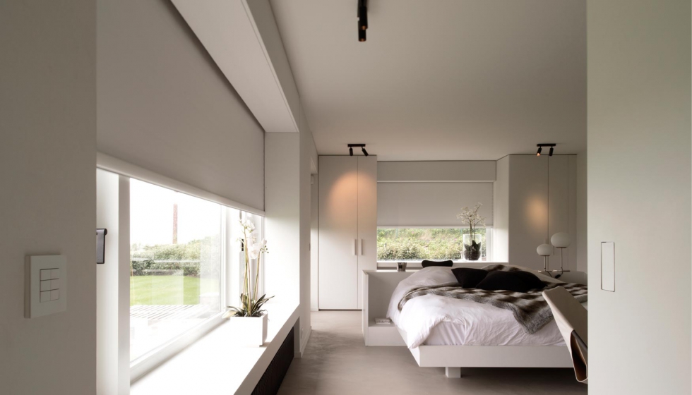 Dormitorio con un tejido opaco blanco `Fixscreen en el interior