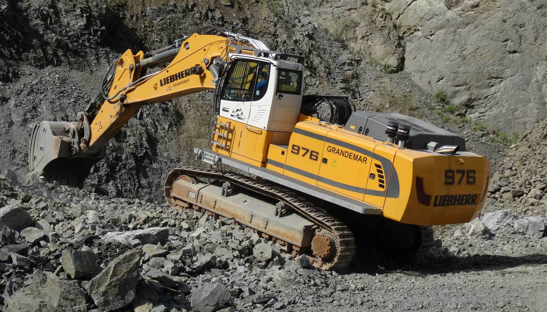 Las excavadoras sobre cadenas Liebherr del modelo R 976 presentan un peso operativo de casi 95 toneladas y una potencia de 400 kW / 544 CV...