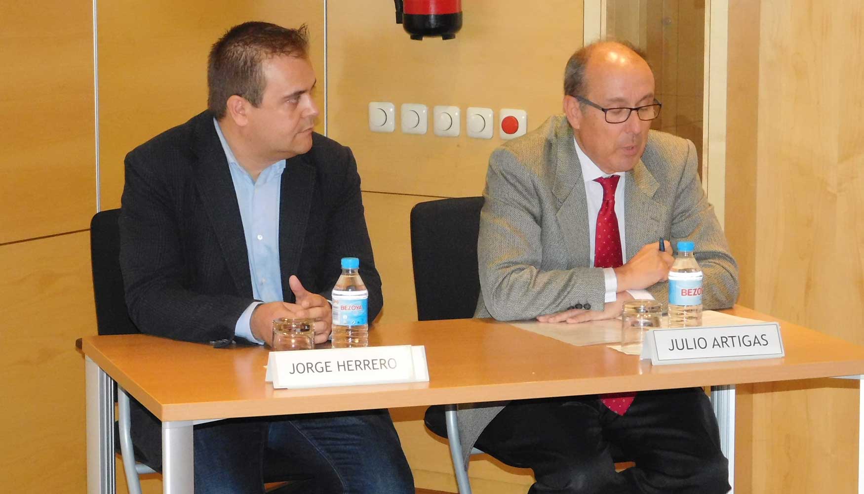 De izquierda a derecha: Jorge Herrero, de Avebiom, y Julio Artigas, jefe de departamento de biomasa y residuos del IDAE