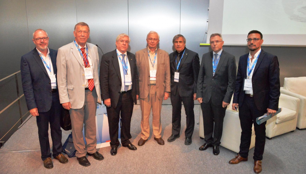 Foto de familia de los primeros firmantes de la Declaracin Internacional de la Qumica de Sevilla...