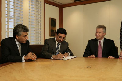 Momento de la firma, con Abdullah Bazid, Mohamed Al-Mady y Jeff Immelt