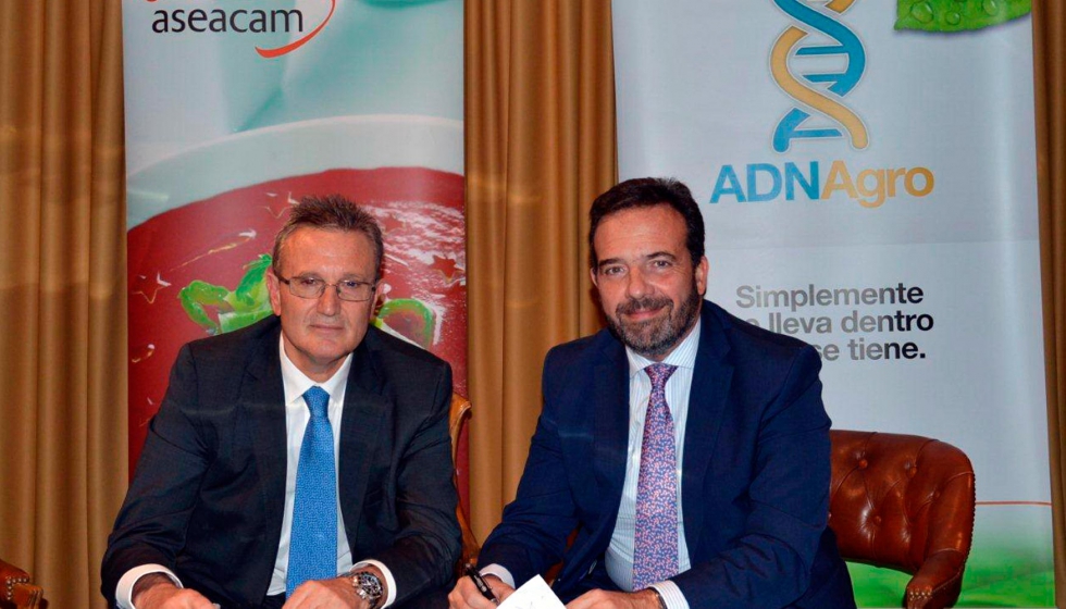 Ricardo Oteros, presidente de Aseacam, y Jos� Antonio Guerrero, director territorial de Cajamar