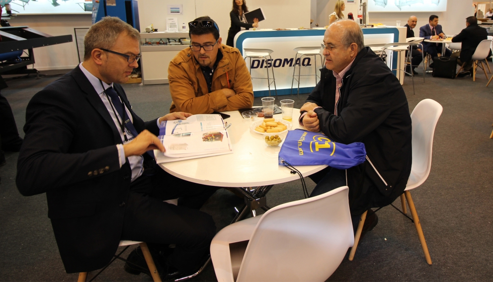 Juan Manuel Daz Soriano, a la izquierda en la mesa, atiende a unos clientes en Veteco 2016