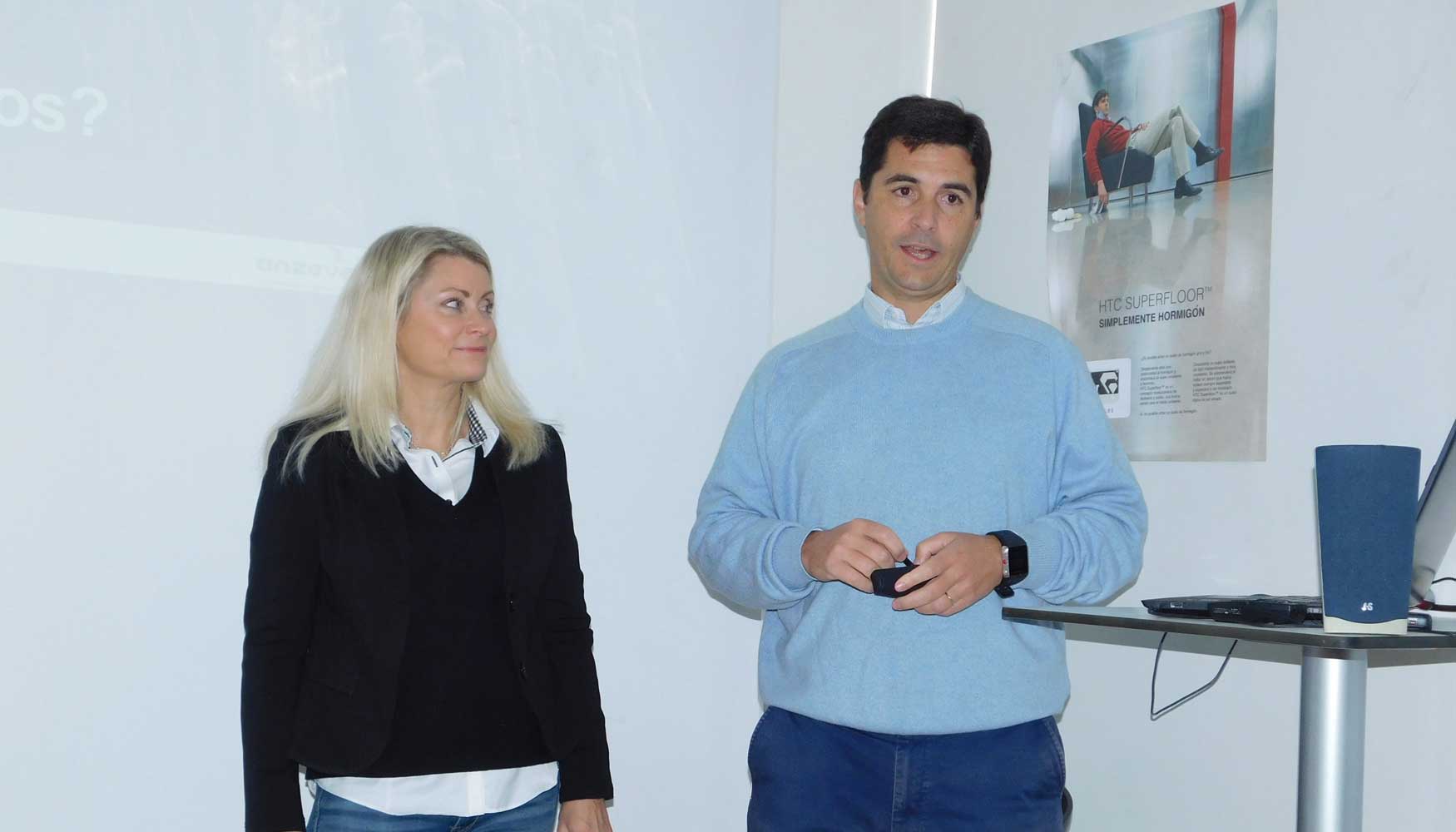 Ulrika Skld, export area manager de HTC, y Antonio Zerolo, director general de Anzeve, durante la rueda de prensa