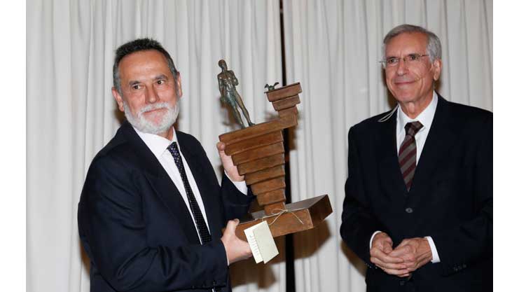 Antonio Delgado recibe el premio por su trayectoria dentro de la empresa pblica (Foto: Anepma)
