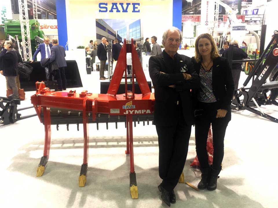 Josep Maria Pradas y Marta Pradas en el stand de su importador SAVE Spa durante la pasada EIMA