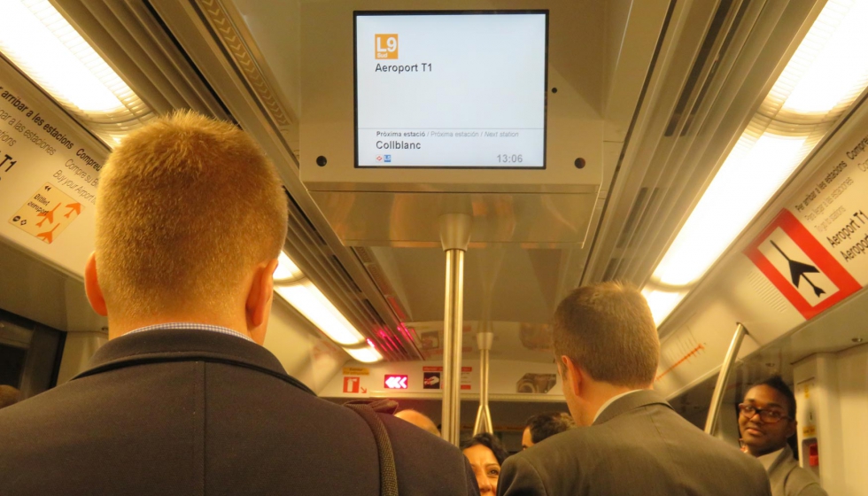El interior del metro cuenta con pantallas informativas