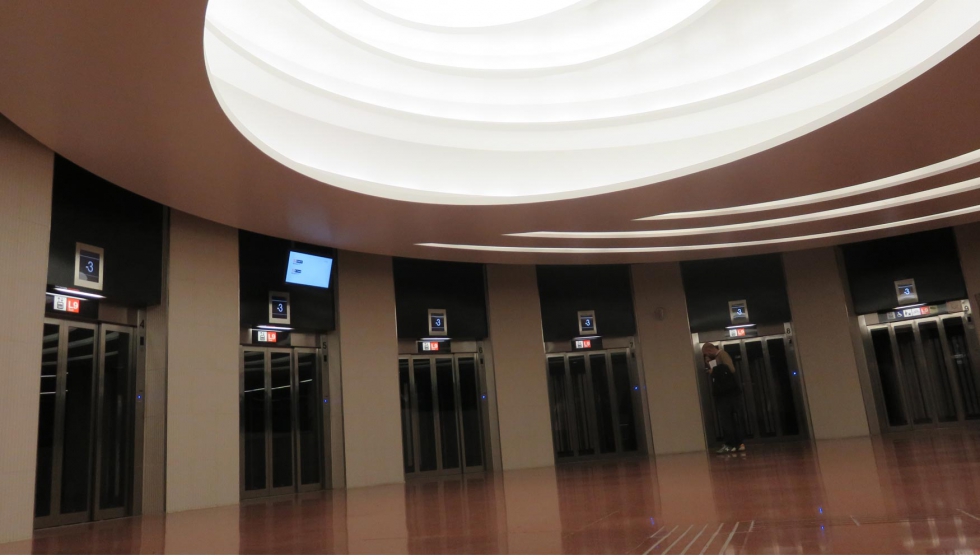 Las estaciones estn diseadas para que el pasajero se traslade con ascensor y escaleras mecnicas