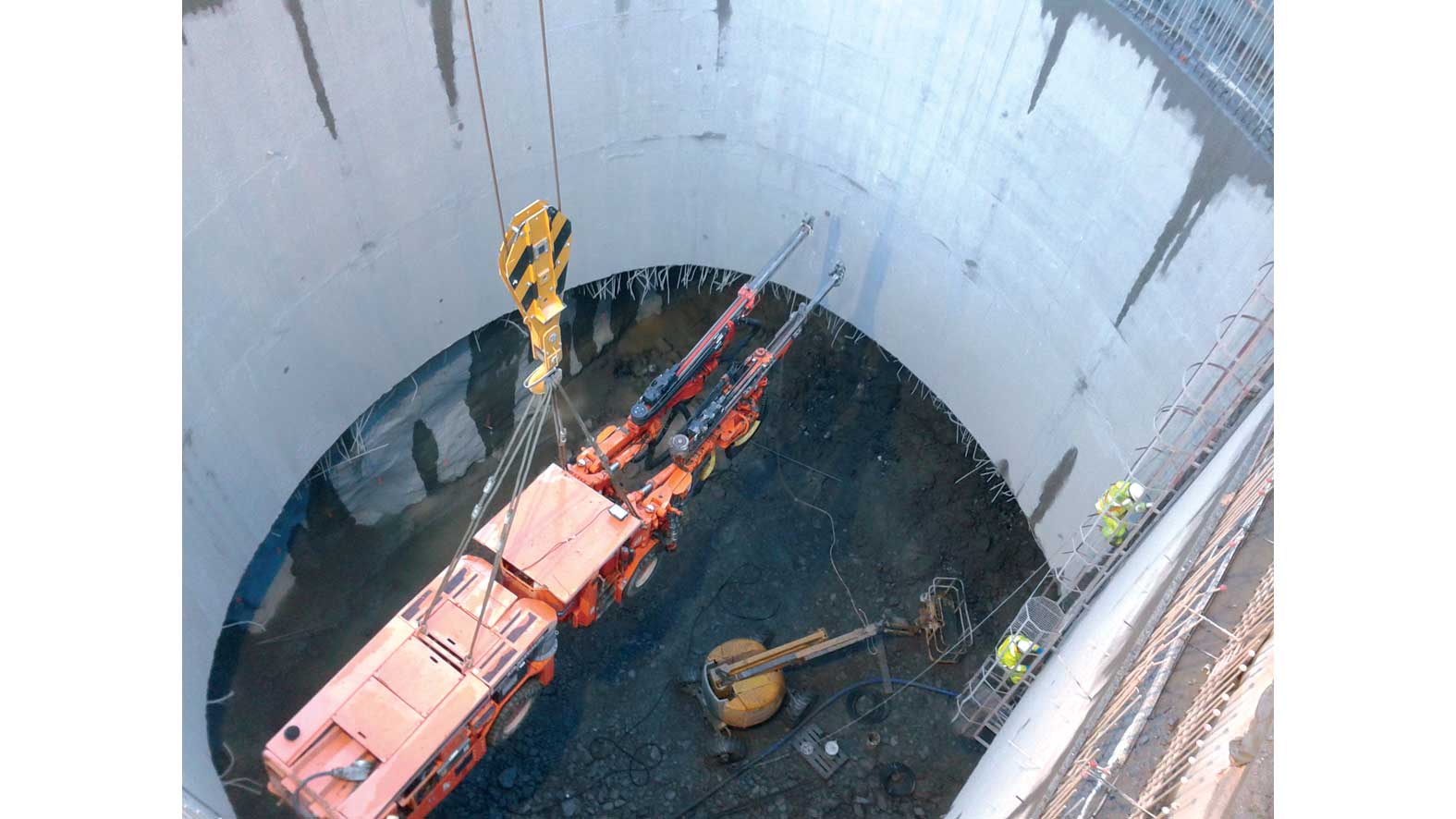 La limitacin del rea de excavacin provoc la necesidad de bajar los equipos de perforacin mediante una gra torre...