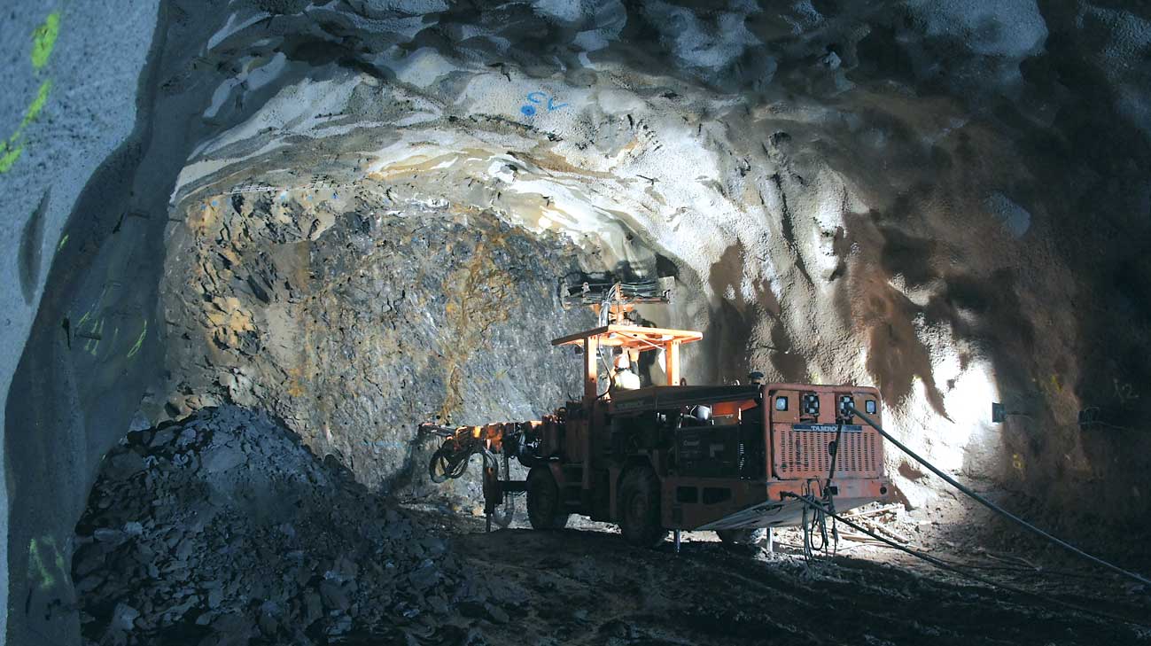 Perforacin del frente para la excavacin de la conduccin forzada