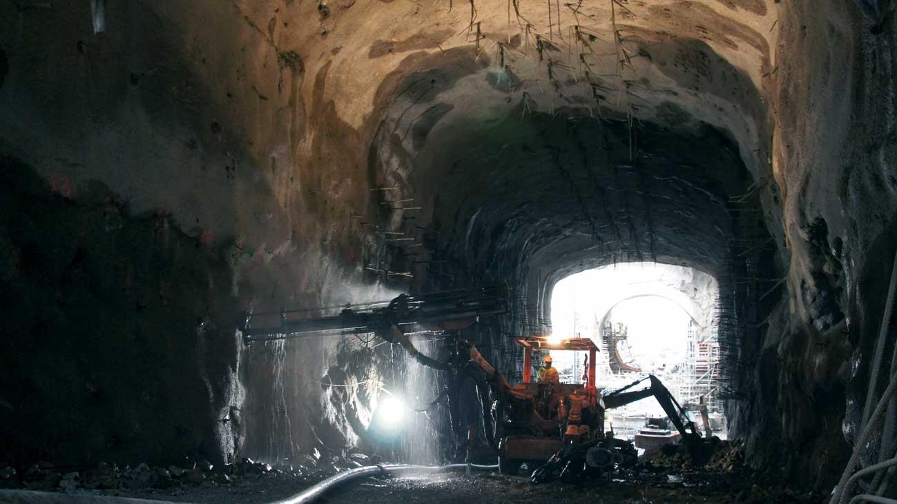 Perforacin de bulones en la galera de la conduccin forzada