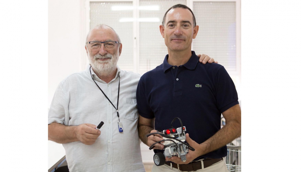 Javier Arlegui (izq.) y Alfredo Pina, con un robot educativo. Foto: UPNA