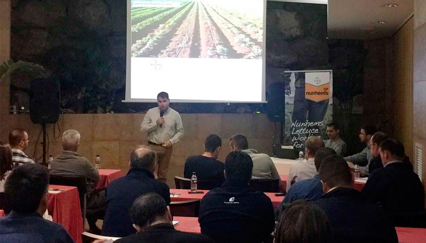 Carlos del Espino, especialista de lechuga, presentando las soluciones varietales