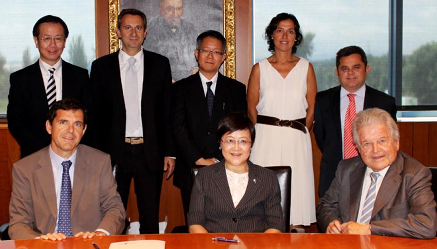 Momento de la firma con los accionistas de Teikoku Seiyaku en el ao 2014