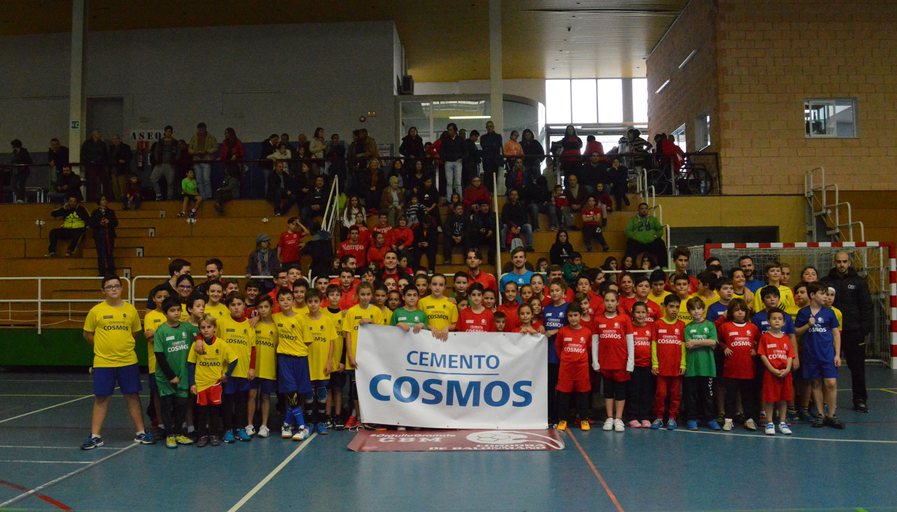 Presentacin de las equipaciones deportivas que utilizarn los alumnos de las escuelas municipales del club Crdoba de Balonmano...