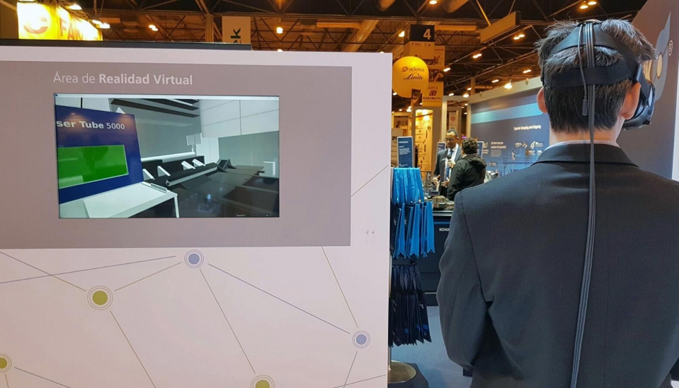 A travs de unas gafas de realidad virtual los visitantes podan ver en funcionamiento la mquina de corte de tubos por lser...