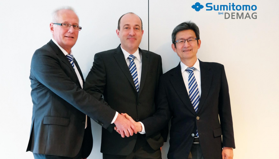 Sebastian Schaper (en medio), nuevo director de Sumitomo (SHI) Demag Espaa, con Gerd Liebig, CEO (izquierda) y Dr. Tetsuya Okamura, CEO, (derecha)...