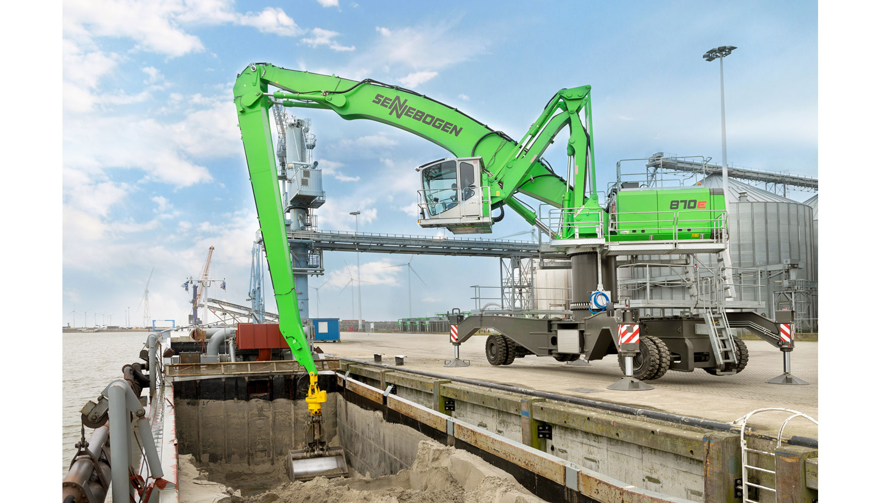 La nueva excavadora manipuladora portuaria 870 de Sennebogen carga en el puerto holands de Eemshaven de forma prioritaria slidos a granel y...