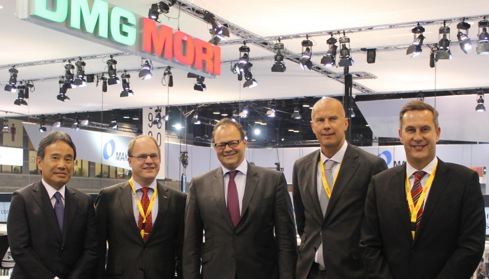 De izquierda a derecha; Masahiko Mori, director ejecutivo de DMG MORI; Klas Forsstrm, presidente de Sandvik Coromant; Christian Thnes...