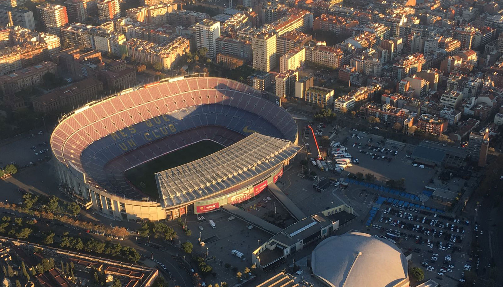 Plano cenital del Camp Nou con la plataforma JLG a la derecha