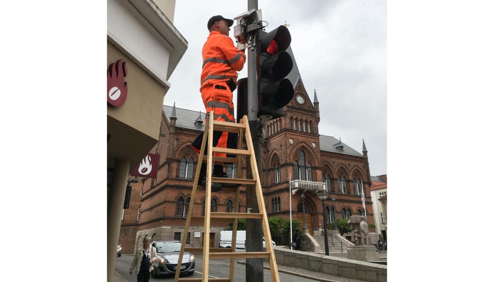 Tcnico instalando nodos de sensores en Vejle. Fotografa: Jette Vindum T&M  konomi & Analyse Teknik & Milj Vejle Kommune...