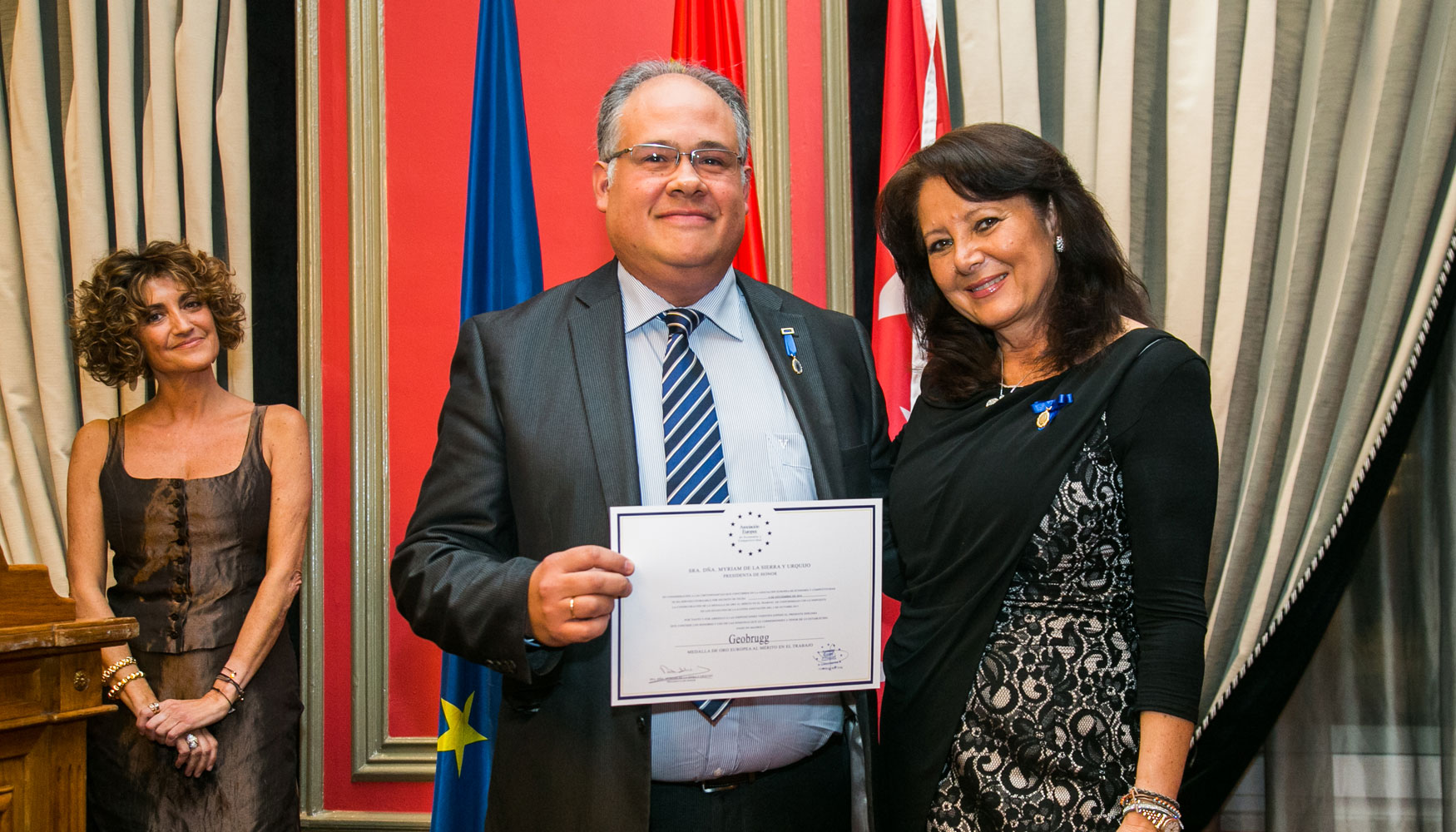Entrega a Roberto Luis Fonseca, director general de Geobrugg Ibrica, de la Medalla de Oro Europea al Mrito en el Trabajo...