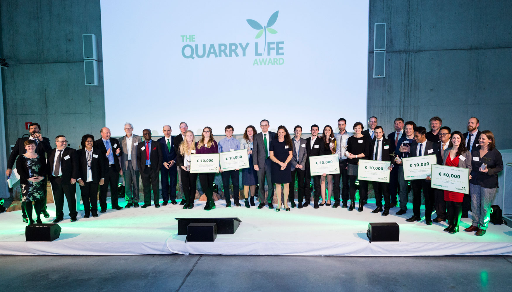 Los galardonados en la fase internacional con representantes de la empresa en la ceremonia de entrega de premios celebrada en Bruselas...