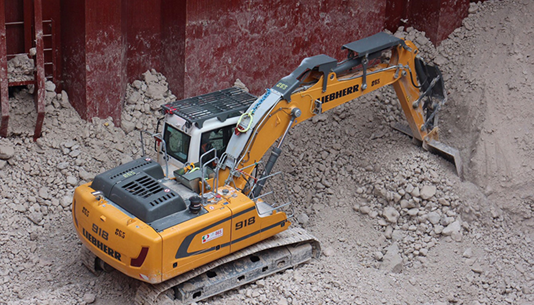 Las excavadoras sobre cadenas R 918 de Liebherr trabajan en el interior de las bodegas de carga de los cargueros apilando distintos materiales para...