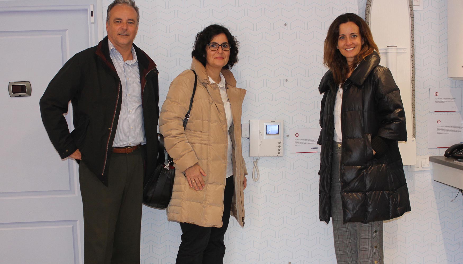 Visita a la casa accesible a su paso por Valencia de Jess Gutirrez, Silvia Doln y Elena Ravello de Fermax HQ