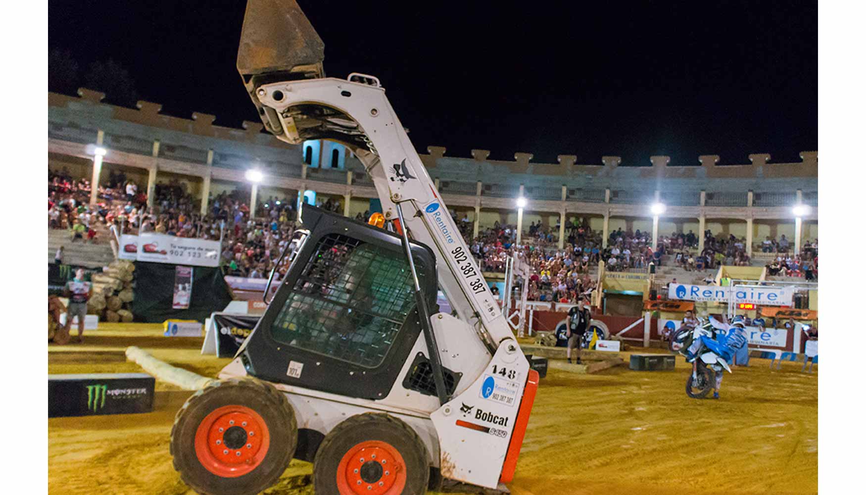 Exhibicin con una minicargadora Bobcat S450 de Rentaire