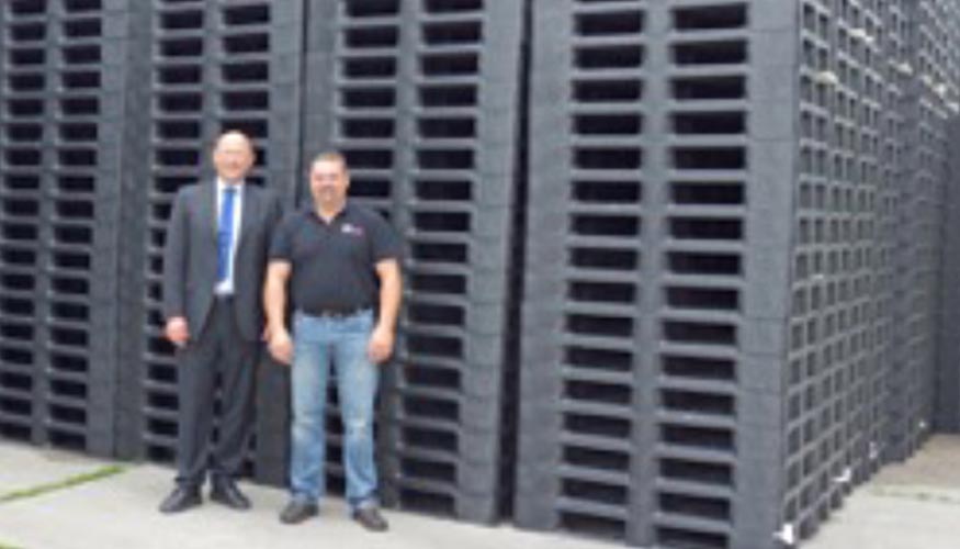 Peter Zimmermann(izquierda) y Michael Bechtel(derecha) frente a los primeros pallets fabricados en unaBI-Power VH 2700-56000 en MB-Spritzgusstechnik...