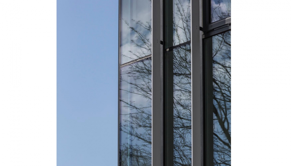 Las nuevas estructuras metlicas verticales de las fachadas de vidrio son discretas y se funden en el muro cortina...