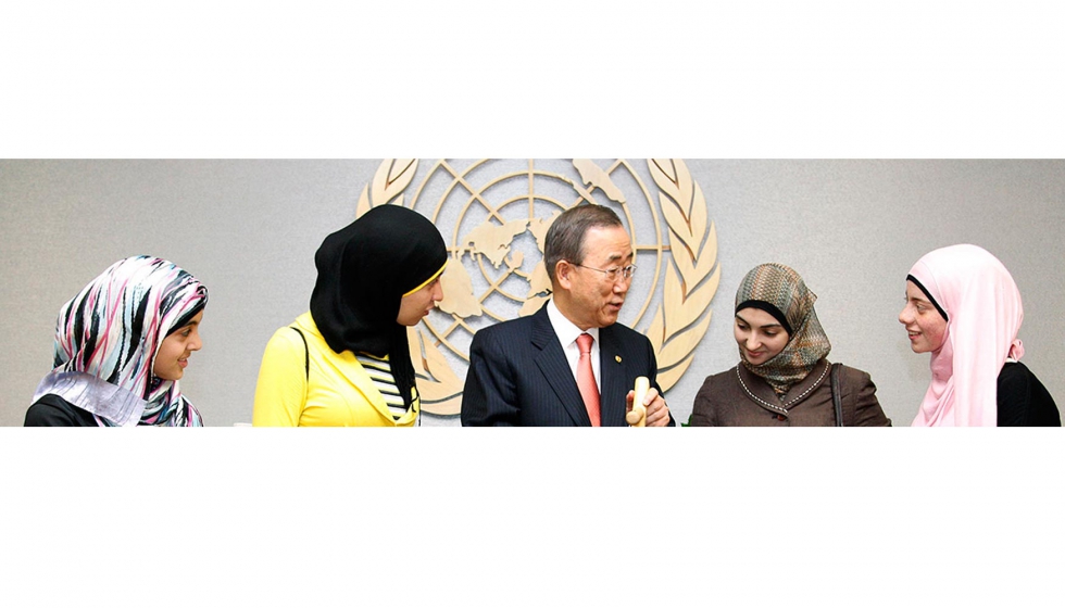 El secretario general Ban Ki-moon sostiene un sensor electrnico por el que tres alumnas de la Escuela en el campamento de Askar en Nablus operado...
