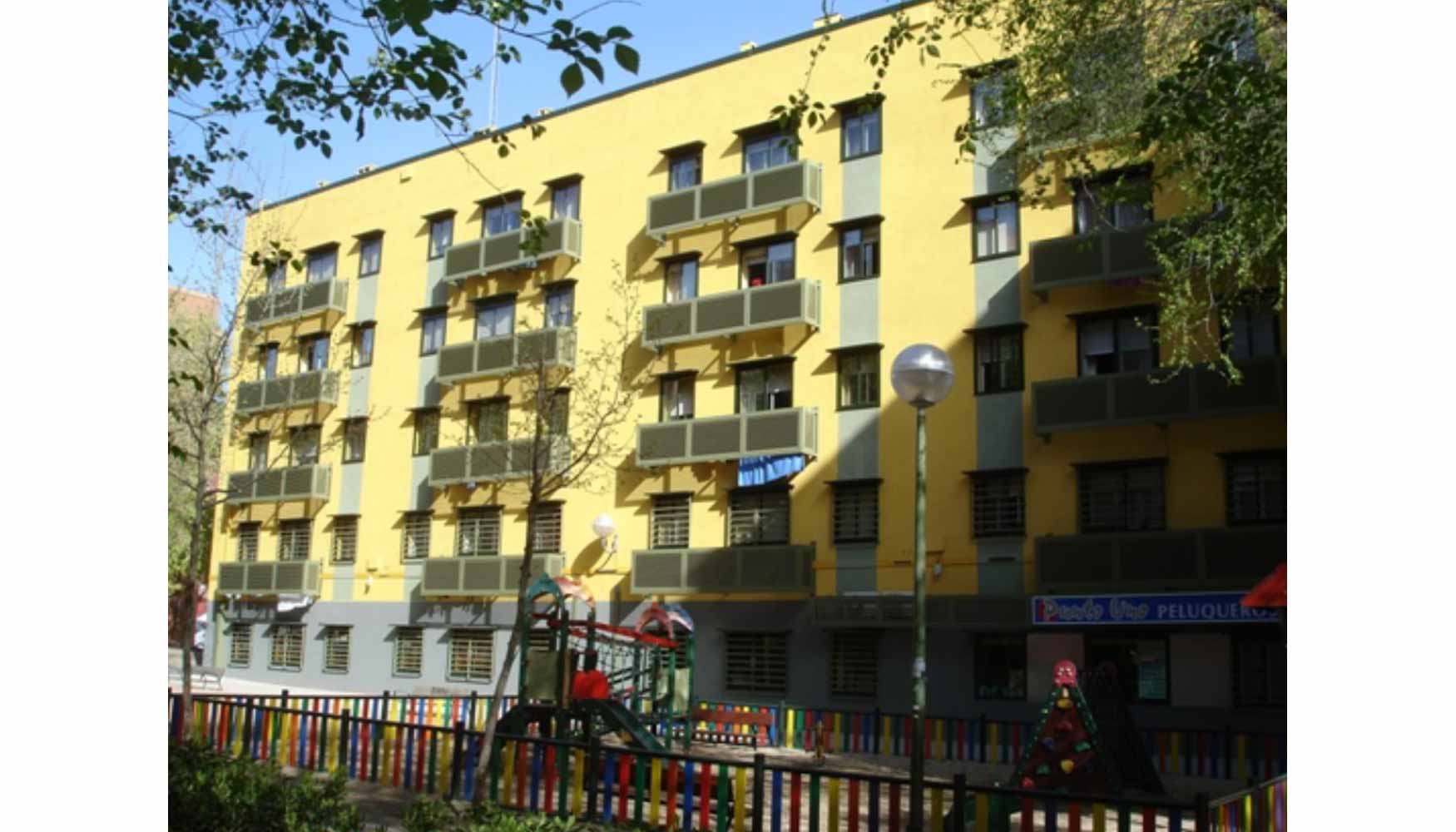 Edificio con similares caractersticas, situado en el barrio de 'Ciudad de los ngeles', rehabilitado con Sistemas SATE...