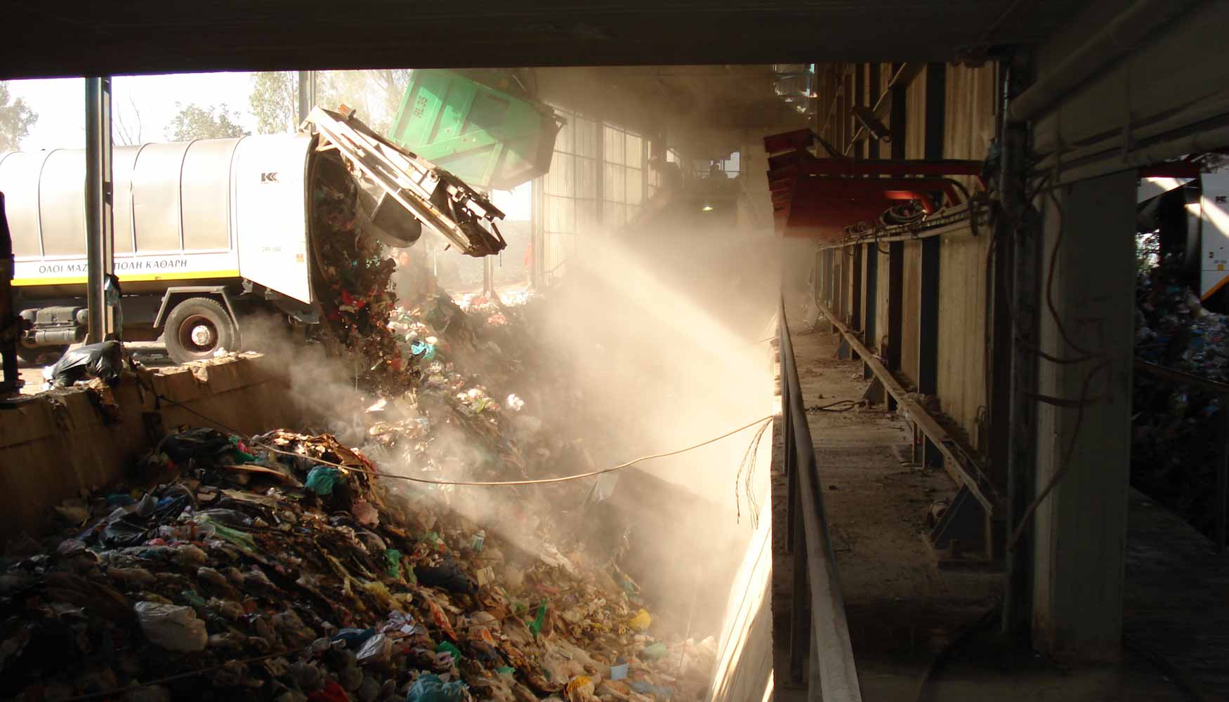 Atenas genera anualmente cerca de 2,1 millones de toneladas de residuos municipales...
