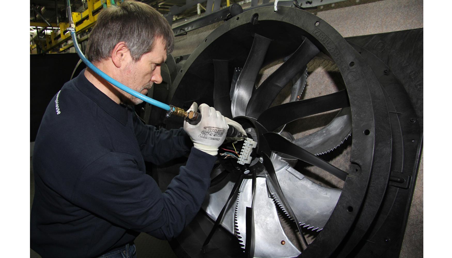 Alois Keppler monta un ventilador de gran tamao en la planta de Ziehl-Abegg en Bieringen, que, siendo parte de un sistema compacto...