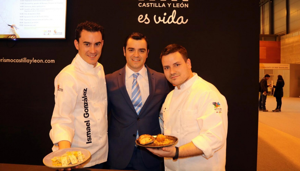 Los cocineros Ismael Gonzlez y Juan Manuel Salgado, junto a Jaime Hurtado, gerente de Asiccaza