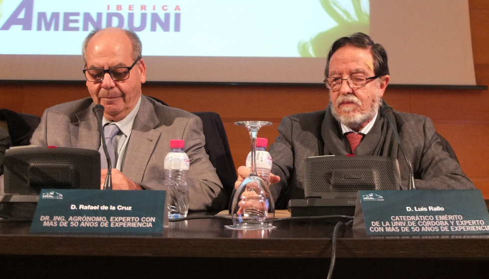 Rafael de la Cruz, ex delegado de Agricultura en Jan, junto a Luis Rallo, catedrtico emrito de la Universidad de Crdoba...