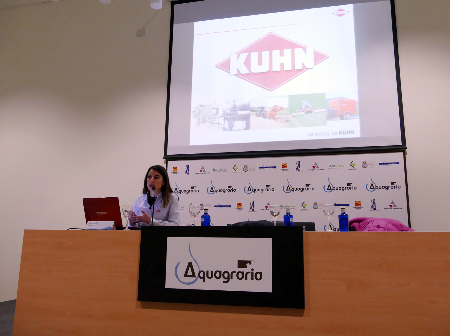 Beatriz Gil, directora de Producto de Kuhn Ibrica, durante la Jornada en Ejea de los Caballeros (Zaragoza),