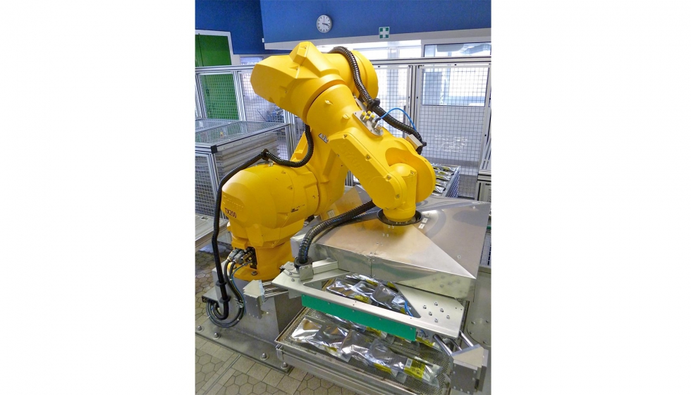 El robot TX200 transporta la pesada batea de aproximadamente 30 kilos con gran velocidad y precisin