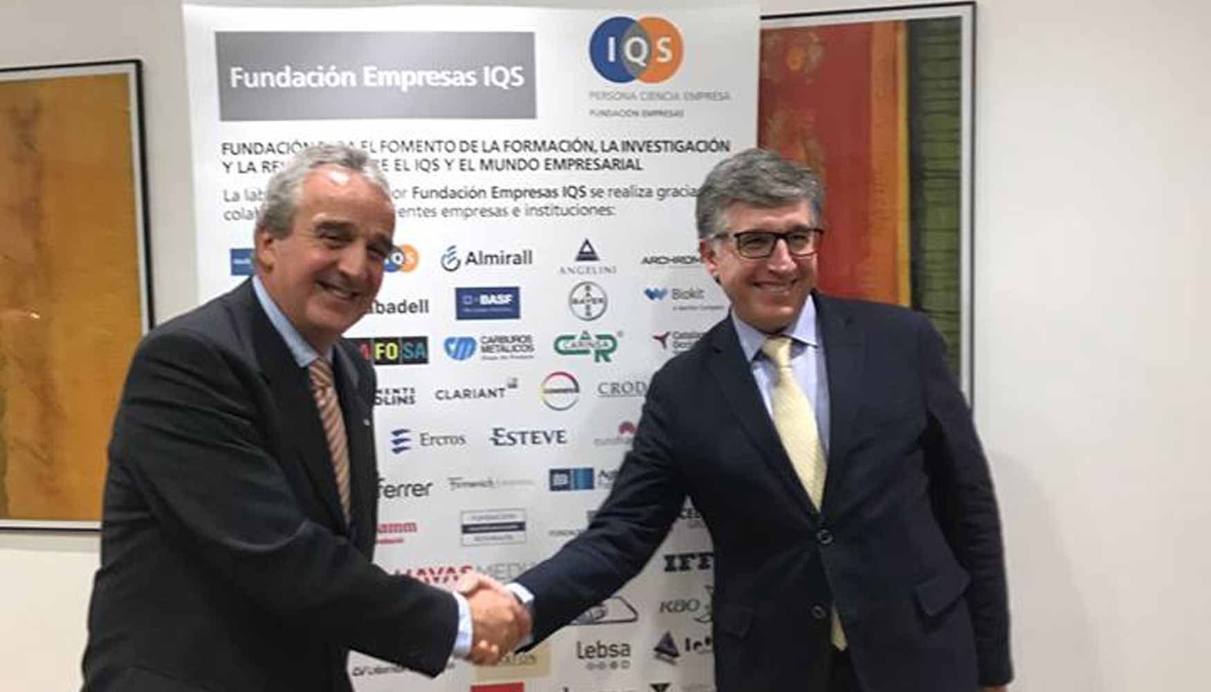 De izquierda a derecha: Francesc Busquets, CEO y director general de Mapei Spain, y Pere Regull, director general de IQS...