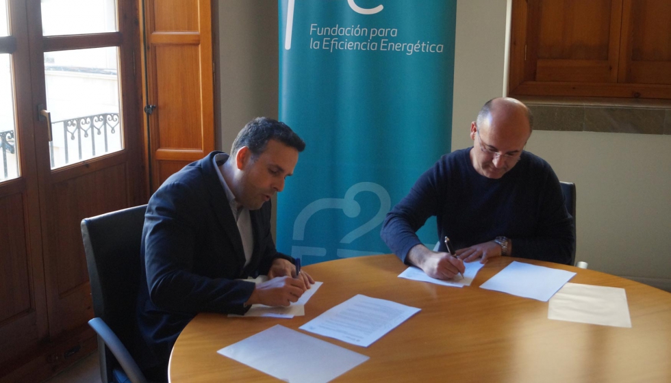En la firma del acuerdo han participado el gerente de la Fundacin f2e, Vctor Gaceta...