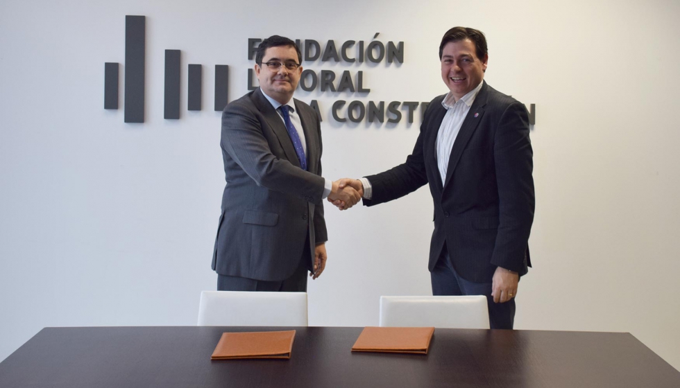 Enrique Corral, izquierda, y Sergio Muoz, en el acto de la firma entre Fundacin Laboral de la Construccin y buildingSmart...