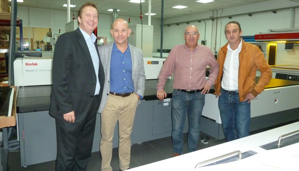A la izquierda, Gilles Corb, director de Ventas en Kodak Packaging, junto a los propietarios de J.J. Disengraf