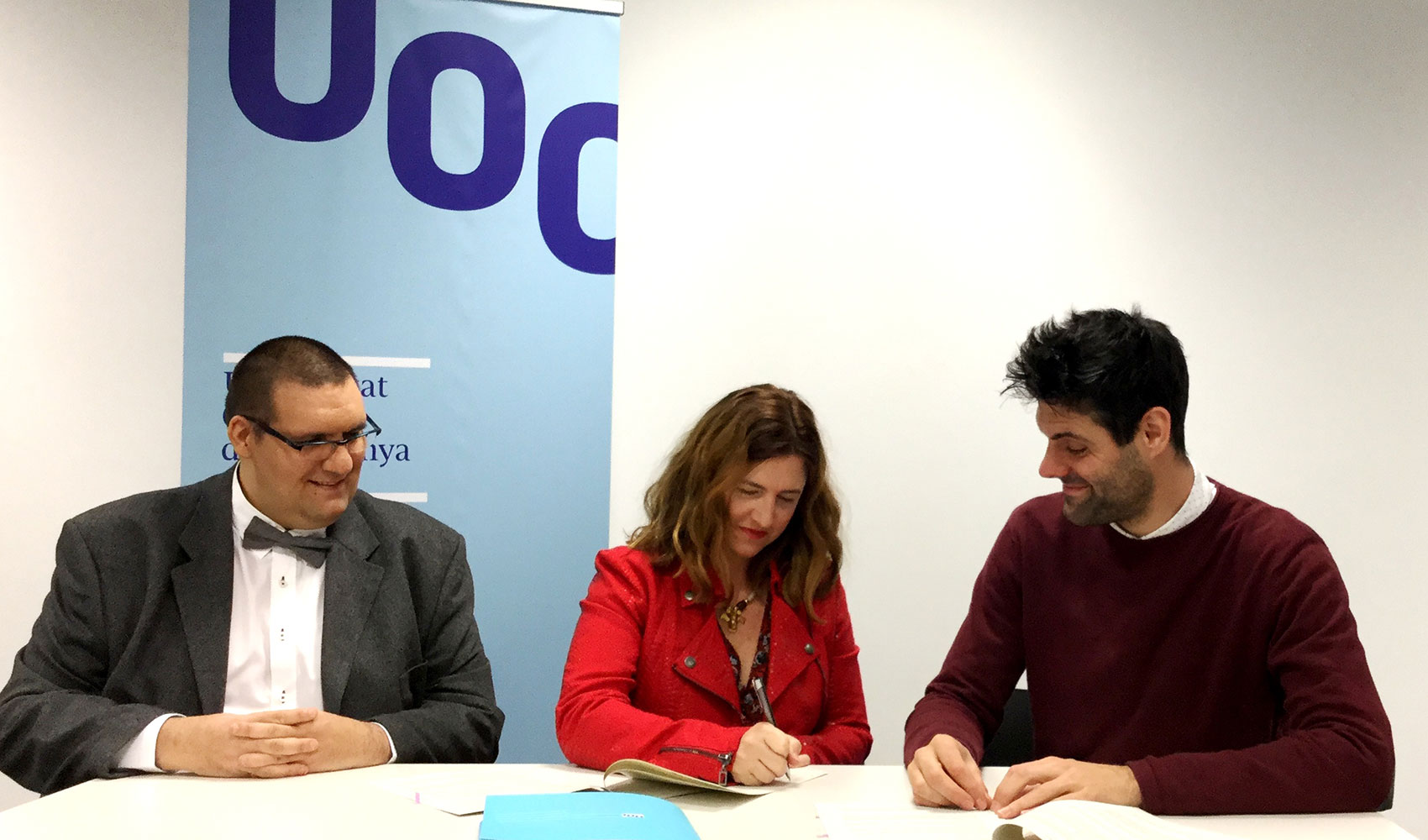 Momento de la firma entre la UOC y la AERCO para el desarrollo de actividades de inters conjunto