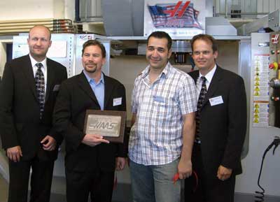 Bob Murray, gerente general de Haas Automation Inc., presentando la m�quina n�mero 75.000 a Aristotelis Minoudis de MEPO...