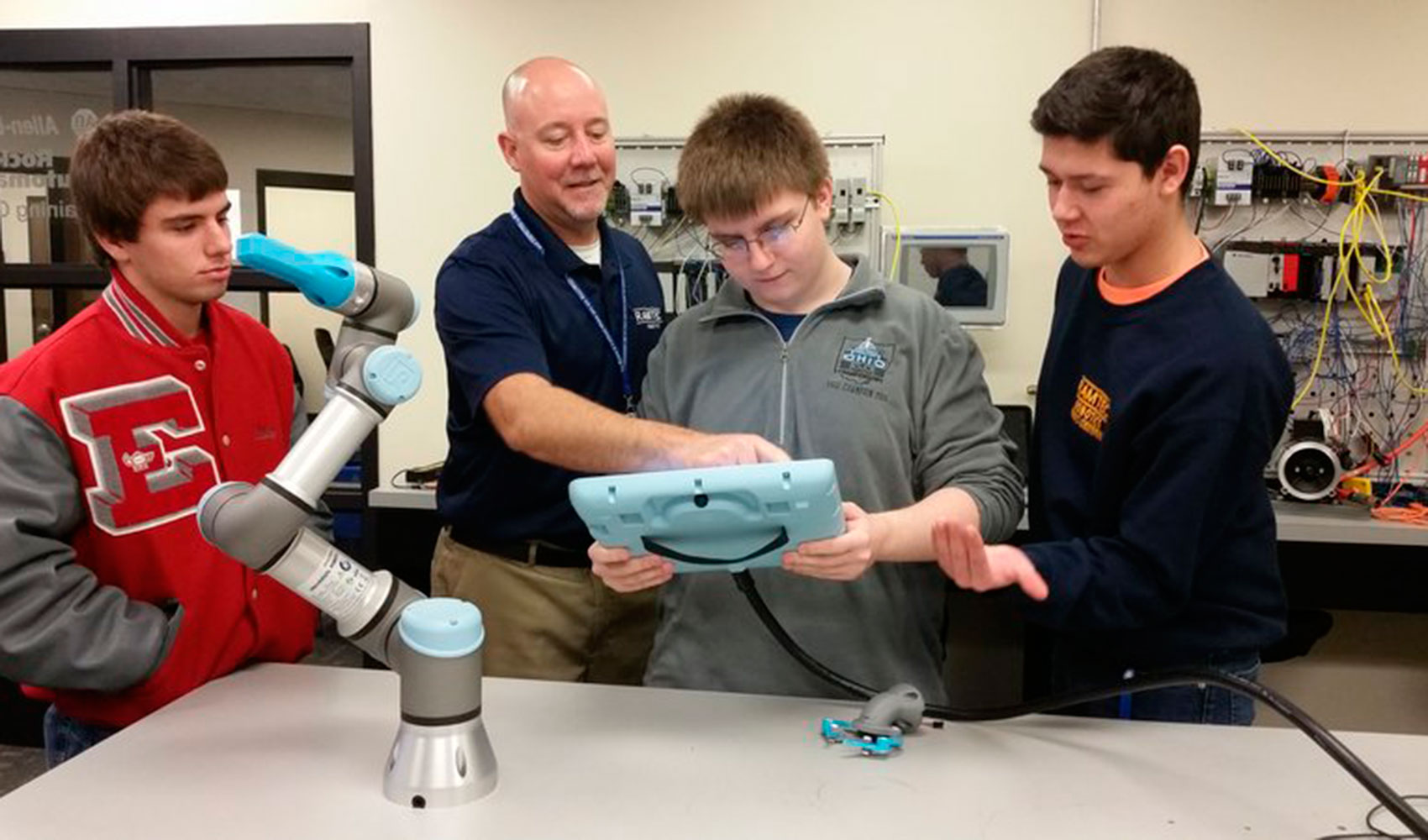 La Universal Robots Academy permite a los alumnos comenzar a formarse en los fundamentos bsicos de los cobots