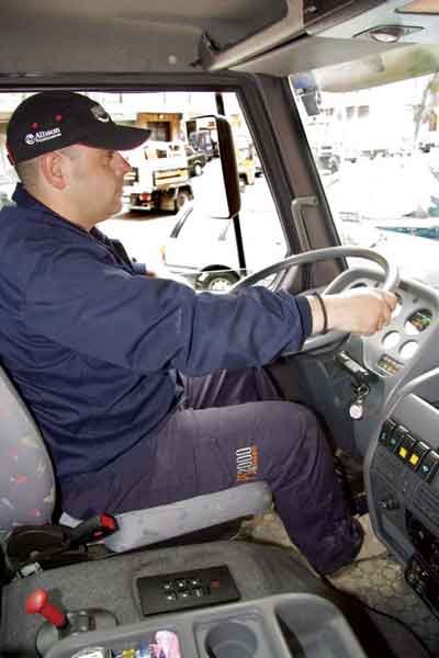 Joaqun lvarez conductor del nuevo BMC con caja automtica Allison